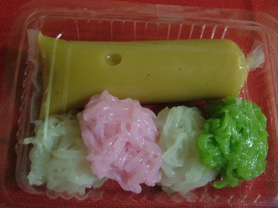 Kue putu mayang